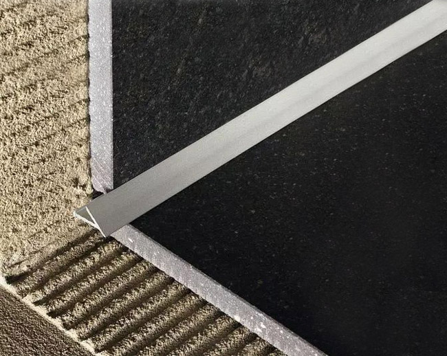 墻面與地面金屬條收口